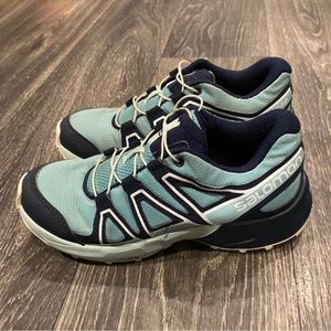 Salomon girls size 2 hiking trail shoes